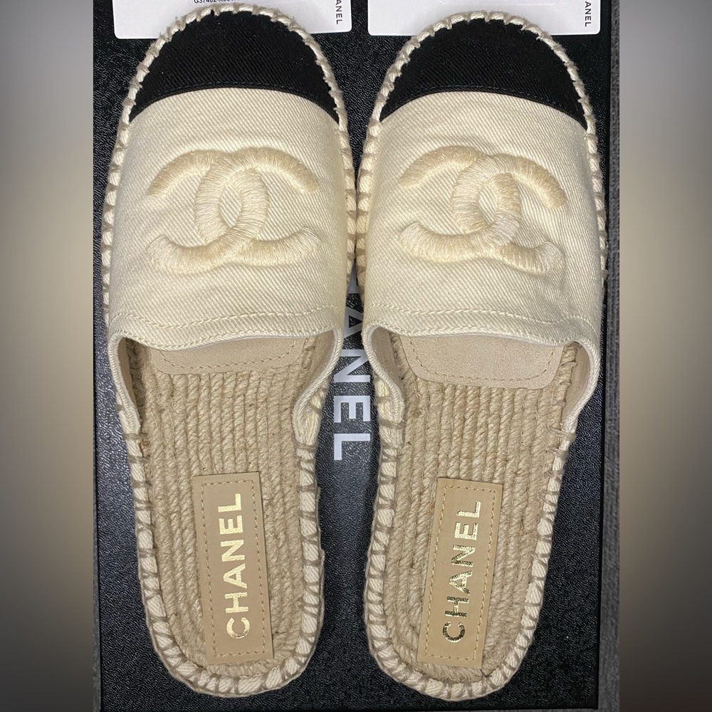 NWT CHANEL Black and Cream Espadrille Slides (37)